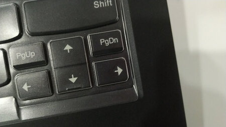 差评，完全不服帖，包装上也没有写可适配的型号。上下边多了，左右边少了，打字还会动，说明书上说不服帖，可以双面胶胶一下，晕死，电脑用双面胶，那沾在上面黏糊糊的，产品差评