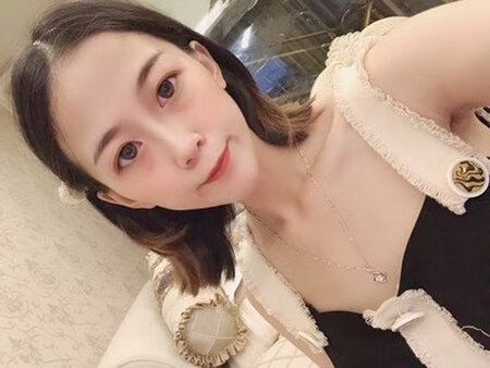 卖家服务态度非常好，包装很严实，包装很精美，项链做工精细，项链很亮，和我的肤色很搭，时尚高端，物超所值。