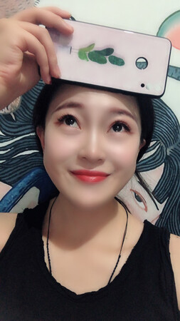 手机壳收到了，拿到手感觉质量好好，而且图案做的也很精美，不错不错