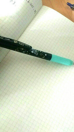 就是出墨有点断断续续，可能是我人品问题吧。颜值很高，手感赞赞赞。上面的俄罗斯??风格非常奈斯。按动顺滑，流畅，买了五只笔芯也很好。这回够我玩一阵子了，做工精细，可能有的会在包装过程中磨损一点，可是还是抵挡不住这魅力十足的俄罗斯配色。希望斑马越做越好！我们高中党的幸福就靠你们了！为自己也为每一位高三党：(? •?_•?)?高考加油！！