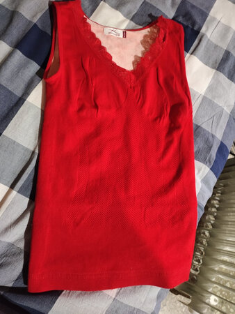 浪莎这个品牌还是很有名的，这款是给妈妈买的，入冬了北方的天气还是很冷的，要注意身体保暖。这款的肩带是前胸宽，后背要比前胸窄一点，有可能穿着会有不适感，但还是可以接受的，红色一直都是老一辈人的最爱哈哈，料面很舒服，领口周围带一点蕾丝边，内里加绒如图所示感觉比男士的背心好太多了，哈哈，不错，值得购买。