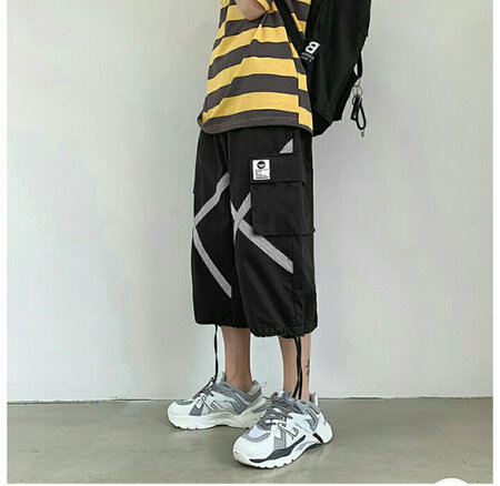 一直想找酷炫上身又舒服的裤子，种草很久都不满意，无意中看到亲家的这款，一眼就喜欢上了，一口气买了同款两条，黑色一条，军绿色一条，收到货后果然没让我失望，面料好舒服，上身效果很酷炫，特别棒，以后就在亲家买衣裤了。想要酷炫又面料舒服的宝宝们不要再犹豫了，绝对、绝对值得购买。