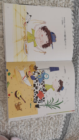 这本硬皮书，页码不是很多，一共33页，每一页只有一两句话，图画很精美，色彩也很丰富，很适合三岁左右的宝贝！书名就很吸引家长朋友们的注意，《好宝贝加工厂》第一眼看到会以为是引导家长如何培养乖宝宝的书，打开来是咔咔宝贝如何淘气顽皮的，一下子就还原了我们自己的孩子。爸爸妈妈给咔咔送到好宝贝加工厂以后很想念他，所有小朋友都变成一样的有礼貌的听话的孩子以后，爸爸妈妈更加怀念以前的咔咔了，对我们自己具有很强的教育意义，希望大家都能珍惜与自己宝贝相处的时间，多点耐心，多些陪伴！