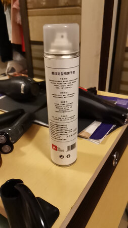 本人一直都在找适合自己发质的发胶，买忆丝芸之前用的是巴黎欧莱雅的发胶，用过之后感觉味道太浓了，也不够硬，本人发质偏软。后面又想到了忆丝芸这个品牌。因为早在14年的时候就买过一回了，500ml的量真的很足了，记得那次出差坐汽车还剩半瓶被安检给拦下没收了，说发胶属于易燃易爆品，当时真的很无奈。这之后我都是剃的短寸所以没怎么用发胶，再次用回熟悉的忆丝芸感觉很棒，味道也没那么浓，也够硬，最大亮点量很足。值得推荐！！！
