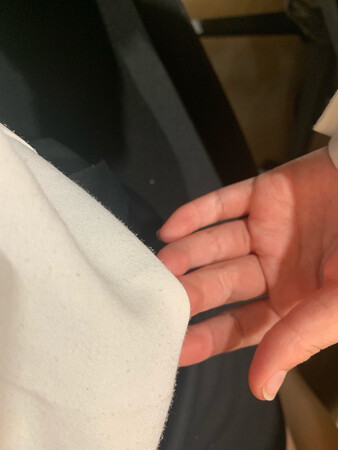 面料是挺舒服的，不过我是买了一周的时间，前两天洗了晒没穿，后来穿了不到三天袖口开始起球球，本来想着算了，起了球球穿一段时间再买新的，后来想着我要维护自己的权益，钱不能白花，并且要告知消费者，你们买的时候注意点，好评不一定是真的，但差评一定是真的。下面附上实拍图，希望客服看到也能联系下我，我在你家买了裤子和外套全套，还没洗还没拆，我不希望等到时候穿了起球球。