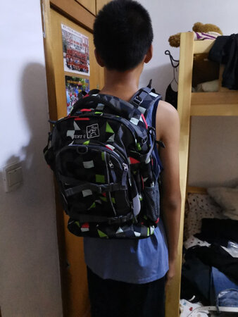 挺好看的  背起来很舒适  值得购买