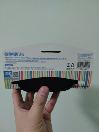 专门买来配我的A6400套机的。先说说使用感受吧，第一时间拿上去感觉有点轻，如果外面不加大包，专门用这个的话，保护可能会稍显不够。而且由于6400目镜附近的那个保护壳加上去了以后，这个保护套会显得有一点不太好扣紧，会感觉稍微小了那么一点点。并不是专门针对6400设计的，只能说外出的时候有这么个套的话，放在书包里面会稍微安心一点点。但是对于微单来讲的话，这个还是太单薄了。