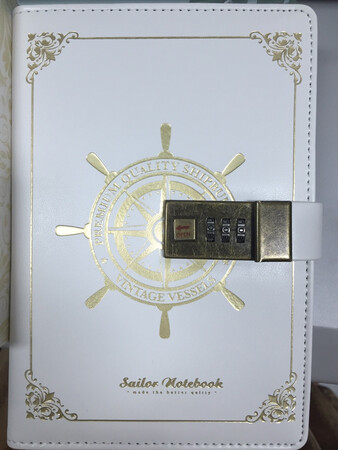 质感好好 里面纸页有图案 外面有盒子 大小适中