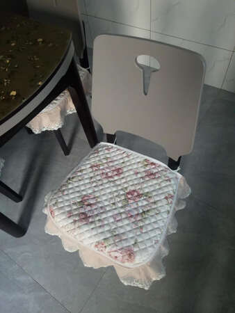 拿回家就迫不及待的打开，套在椅子上也刚刚好。颜色和质量也可以。