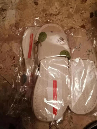 店家发货很快，物流配送也快。收到后拖鞋质量比想象的还要好，布料比较舒服，棉麻的比较吸汗，做工比较细致，走线也很整齐，打开稍微有点味道，晾晒一下散散就好了。商家活动很合适，买三双赠送一双，价格便宜合适。等家里都穿的差不多了，下次再买点。