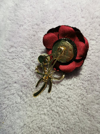 蝴蝶结?的花朵造型简单优雅，花朵造型好看，容易搭配衣服价格实惠便宜，还要再买两朵搭配衣服