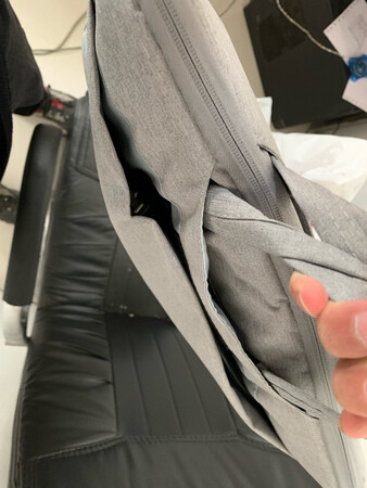 大小合适，很不错，就是如果略微加厚一点就好了，电源适配器放进去有点肿