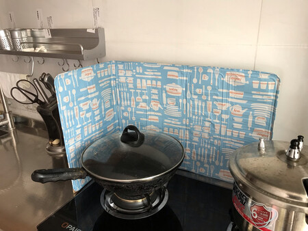 当个临时当有还可以，有点薄立起来不够优雅?板子后面粘贴了硬纸板才立成这样，外观若是配家具的话还是银色的要好些