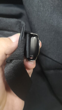 这周，买的书包到了，回宿舍后，迫不及待的要打开他，打开的一瞬间，眼前一亮，跟别的书包外观还真的不一样，酷酷的，感觉挺科幻，书包分成还挺特别，最上面一层适合装些大件，衣服之类的，正好过年回家时，可以装着衣服，我最喜欢的设计是，他的背带，背带是反着的，让背包者，背包的时候，贴的更近，第二层可以放书，电脑类的。整体来说，书包的用料很棒，铁质很有质感，价格合适，本人推荐这款包
