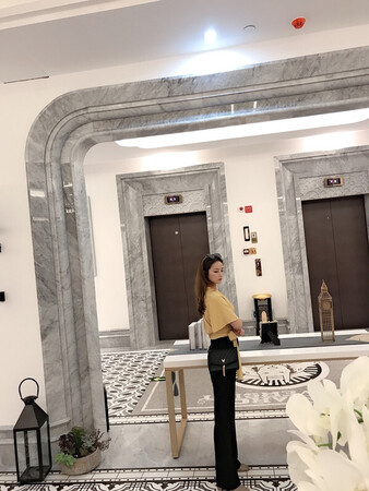 外观款式：潮流爆款，大品牌，很不错！
容量大小：日常背着上班出门逛街完全OK！
皮质材质：皮质柔软细腻，做工完美，
做工细节：缝线扎实，也没什么味道，
使用场景：很百搭，怎么样都可以背！
其他特色：总体不错，外观，做工，样式，容量，都很满意！