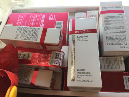 薇诺娜的老顾客了，一直使用修红系列，虽然红血丝没有明显改善，至少没有更严重。这个洁面凝胶外形胖胖的，一管80克，胶体是透明状，用一次挤一点就可以打出丰富的泡沫，泡沫细腻，清洁力很好，用完以后也不干不紧绷，最关键是没有过敏发生，一管非常耐用。还会继续回购，希望能有效果。