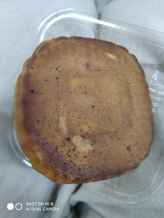 有一个蛋黄的月饼里面漏得全是黑粉末，根本没法吃，客服找了好几天都不理人，醉了