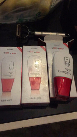 外形外观：包装很好
产品质感：正品，打开用后才来评价的
适合肤质：我是中性皮肤，用这款4年了很好用
遮瑕效果：效果可以不卡粉，白但很自然
保湿效果：不干不起皮