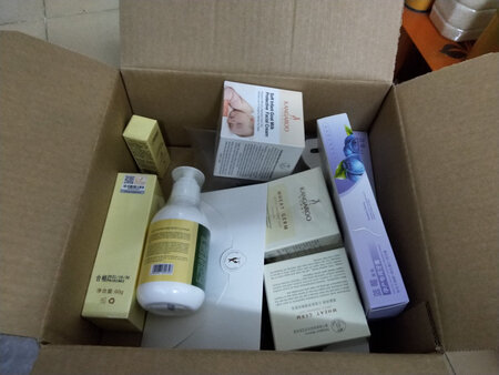 一次性买了一堆，搞活动价格实惠，小孩孕妇都可以使用的护肤品很好用