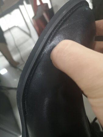 穿了三天就裂开了，真是不敢恭维，和店家沟通还要来回寄过去维修，真是想不通只穿了三次就开胶了，欺骗消费者