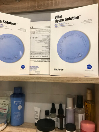产品质感：非常的薄，产品质感非常柔软，本人使用一个星期了才评论的，第一次使用该产品，已经种草了，我是做活动购买的，还是感觉有点小贵，十块钱一片，要是活动力度大一些我会多屯一些
使用感受：使用过后皮肤很光滑，柔软细腻
适合肤质：我是混合型肌肤，反正使用完很舒服
补水效果：非常非常补水，是一款补水型面膜，只有补水补到位了，自然皮肤就会变白
