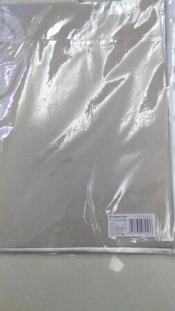 做工质感：孔位准确，通用性不错，封面韧性不错，手感清晰，封边坚固
尺寸大小：a4尺寸刚刚好，袋子的余量不多，放入纸张后贴合比较好，不会松松垮垮的，在带文件外出时不容易掉页
耐用度：放手还不好说，不过从手感，透光率等方面看应该还是不错的，毕竟不是什么商品，夹好了就翻看而已，所以对其正常的耐用度还是有信心的。 
产品设计：常规设计，孔位准确，对文件夹或者笔记本通用性良好，白色边透明页面，通透性好，白边正中间有金色品牌商标，商标尺寸合理，能看清楚但又不会太难看。。
其他特色：定价再低点就更好，7块多，50张只能是能接受吧，觉得应该可以再让利吧，也许我贪心了哈。1毛多一点，合6块多更好。毕竟这些物品其实越划算单次购买的量会越多的，不用等到用完再买，就像复印纸一样，都成箱的买嘛，仅供参考。