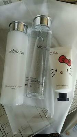 质地是很滋润保湿，夏天用也很适合。爽肤水和乳液都很温和，用着很放心的，补水保湿性蛮好的，用后脸润润的，很清爽舒服，吸收也蛮好的，用着蛮喜欢的