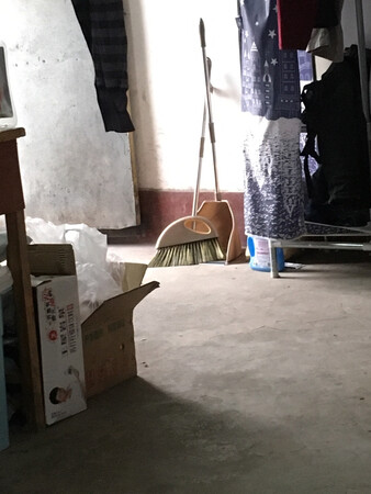 包装盒里没有说明书，其他都还可以，扫地扫的干净。
