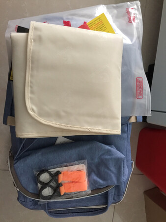 包包已经收到了，现在才来评价。只是洗干净了，还没有用。包包很大，应该很能装东西，没有味道，功能很多很实用。感谢店主送的礼物！