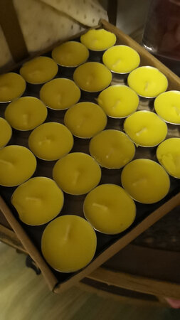 有些人离苦得乐的办法是用另一种看似快乐实则痛苦的东西替代现在的痛苦，而有些人是在痛苦的当下转过身来直面它、超越它。 ???