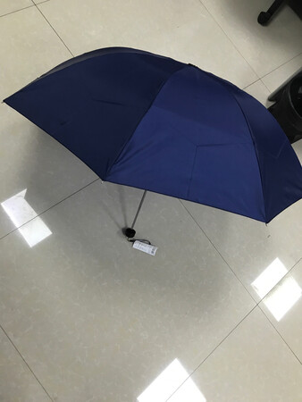 尺寸大小：尺寸较大，适合两人用
其他特色：伞布较之前购买的天堂伞稍薄，价位低了三元每把。
防雨效果：较好