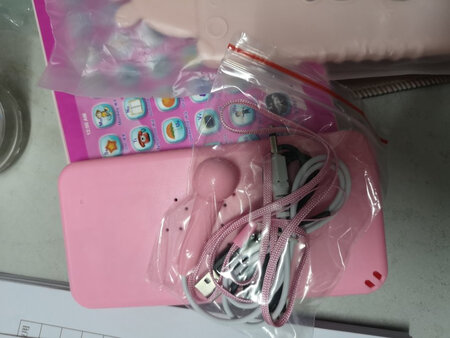 有点像80年代的玩具，质量做工好一般，价格就摆在那，粗玩吧。