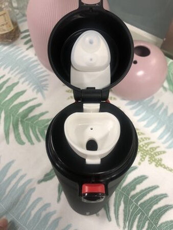 手感不错，316不锈钢的保温效果好，黑色很耐看，有个小红绳方便好拿，外出的时候拿带着也轻松。满意
