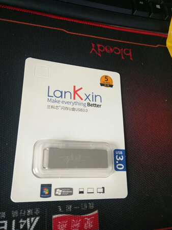 外表看来应该是不锈钢材质，挺沉挺结实的，反应快刻字美观。本想买来给员工传东西用，现在想来有点不舍了。