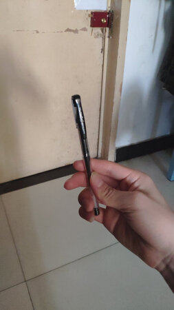 1、非常喜欢，买之前看评论写下水不顺什么的，一开始还有点担心，收到以后都试了一下，没有那种情况，而且是我买过的中最好用的直液走珠笔，在活动中买的，还送了笔筒，一直划一块多，真的超划算，以后就认定你家了，比心。
2、快递很快，然后这个价格的话，那应该还算是比较划算的，如果去实体店买的话，应该是一块钱一只吧，这个笔还应该是正品，书写比较流畅，收到货以后还能包装好，一盒笔盒子没有什么破损或者是折痕的物流方面还给力比较快，也没有破损的。
3、这水性笔起来很流畅，应该是正品，手感的很好。书写的时候只有那种好一点的笔，你才能够感觉到他在书写的同时的那种流畅性，我在握在手上也很舒服，写字写出来的颜色也很漂亮，是黑色的，总之，我觉得这个还是很划算的，还可以。推荐买。