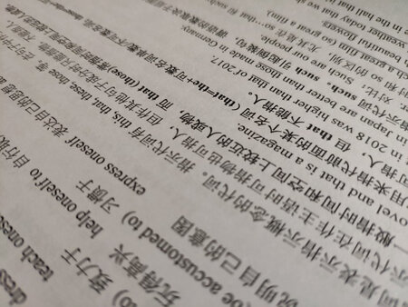 包装很好，硒鼓标称的9000页打印量，实际打印了将近8000页，当然我打印的文档覆盖率应该远超5%，所以打印量还是有保障的。新的硒鼓和打印出现条纹（缺碳粉）时的重量相**30g，也就是说要加3瓶100g的碳粉。打印效果还是很满意的，至少直观感觉不比原装硒鼓差。使用过程中没有出现过卡纸等任何问题。就是不清楚可以加几次碳粉以及加粉后的打印效果如何。买到天威碳粉已经在路上了，使用过后再来追加评讲。