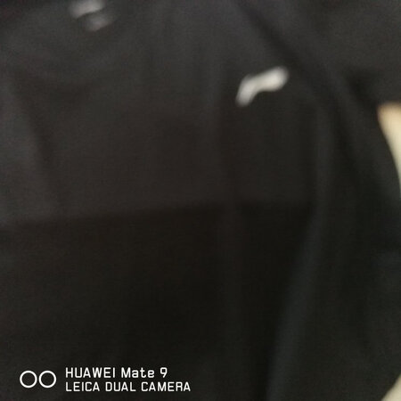 虽说是套装，但上衣和短裤面料不一样，上衣聚酯纤维柔软透气舒服，短裤面料为纤维稍更不透气，摸着有点响的那种还行吧
