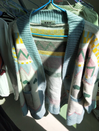 衣服没有色差，衣料摸着滑滑的，还蛮舒服的最喜欢那两个大口袋，放手机简直不要太好，衣服不算很厚，也不会很薄，适中吧，试穿了一下，个人上身效果不是很好，因为本人看起来本就有点胖，穿着这个均码外套就显得更臃肿了?，别的都还好，只希望等瘦下来穿能好看些