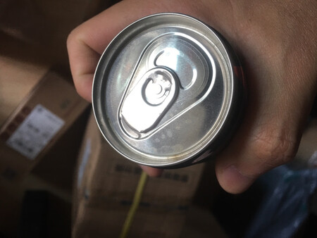 喝完了才来评价的，喝之前都放进冰箱了。拿出来喝的时候真不错，冰爽爽的，在这天气里真的o**k。但是商品本身有些脏...领口位置脏脏的...我反正买来全拿去洗过才放进冰箱的。总共6瓶，每瓶都有泡沫袋包着。 一天一瓶喝光了...6天喝完。下次还有活动的话在买。