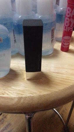 产品质感：看起来质感蛮不错的，不过容易在壳子上留指纹。
产品颜色：外壳是黑色，跟之前那个红色的系列材质差不多。口红颜色是有一点偏玫调吧。之前没有过这种颜色，涂上很漂亮，非常特别的颜色。而且素颜也能涂。
持久效果：持久效果一般，就是一般美宝莲口红的那种持久度。
适合肤色：只要不是太黑都能用，当然越白越好看啦。
滋润效果：很好涂开，时间久了会干。但一般到不了干的地步我就吃没了 。