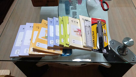 给娃买了一大堆晨光的各类练**，英语，数学、田字格，拼音，拼音田字格本本等等，还有尺子，剪刀，裁纸刀，整整一小箱子。质量很好，值得购买！全五好评！昨晚下单，今儿上午就收到了，就是喜欢京东购物的便捷！