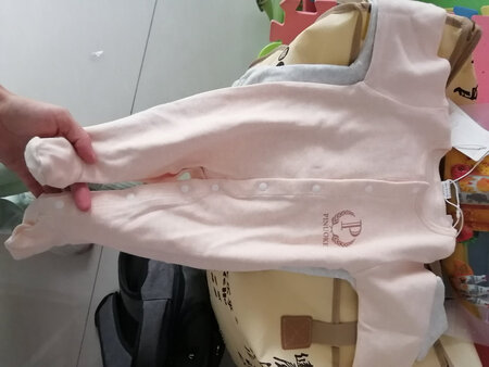 一眼就喜欢上了，宝宝较小，包脚连体衣是我的首选