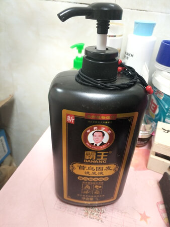 今天用了这个洗发水，颜色棕色的，有股淡淡的药味。泡沫丰富，至于效果，过段时间在追评吧！就是两鬓有白发，每年秋天掉头发严重。一洗头发掉好几把。这是第一次使用霸王这个牌子的洗发水，谢谢店家赠送了一个小瓶护发素。快递很给力，当天第二天就送到了。为京东的物流和快递员点赞。