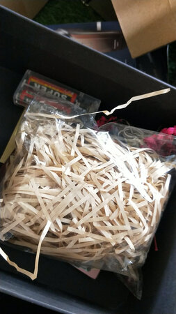 物品挺好的，男友很喜欢
温馨提醒:东西是需要自己布置的，它给发材料，收到后需要自己给整理好，不是图片展示那样直接布置好的，
其它都很不错。客服态度也好