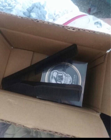 这个发游泳起来味道挺清香的，而且不是很油，洗起来的话不会很麻烦，而且定型效果也不错，还送了那么多东西，可以的