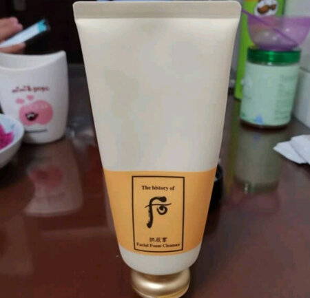 收到后包装完整，送的赠品也是这个系列的中样，已经用起的，应该是正品 还是熟悉的味道，棒棒哒