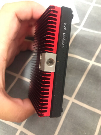方便小巧特别的便携，整体亮度非常高。在暗光出补光效果特别明显。双色温随时调整方便不同光源下的补光需求。整体灯的分量比较压手，所以在使用时一定要固定好，从高处掉落如果压倒会有些危险。随灯赠送的转接怪手特别实用，可以轻松装在相机或者兔笼模块上。