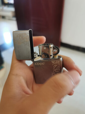 火机质量不错，油没有什么味道。贴心送了很多礼品。