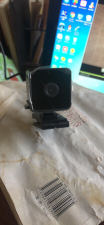 家中养有调皮捣蛋宠物，最近一段时间又不经常在家，这个小巧玲珑的摄像头实乃上佳之选。实时监控家族宠物动态，也能起到防盗之用，附送有一个32G卡，基本上可以回放一天的录像，手机上下载的软件可以购买云盘扩容，实属物美价廉