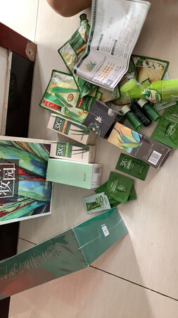 就在实体店用过一次立即爱上了它。特别喜欢。淡淡的香味，不油腻，吸收好。最近超流行的小罐泥。各种品牌的都有，荟宝的超喜欢。特别给力。用段时间就会觉得效果棒棒的。你就会带动身边很多小伙伴。我就有好多小伙伴找我，要一起体验。